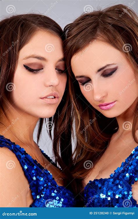 Dos Lesbianas Atractivas Jovenes Están Abrazando Foto De Archivo