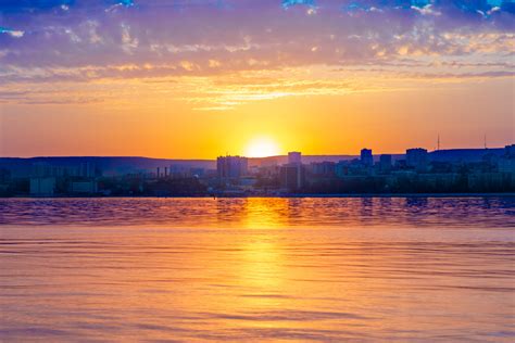 Sunset Landscape On The Volga фото заката на Волге с видом на Саратов