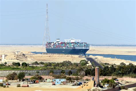 Er ist allerdings ein nadelöhr für die containerriesen. Suezkanal Foto & Bild | africa, egypt, north africa Bilder ...