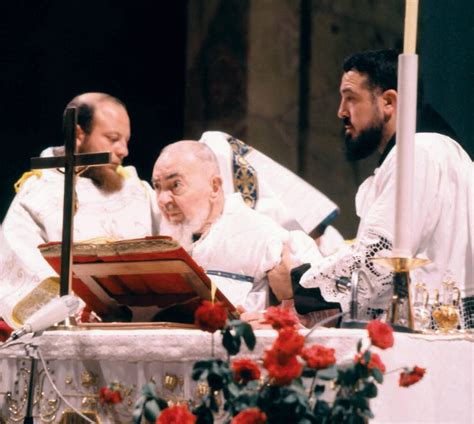La Messa Di Padre Pio Florilegio Di Immagini Radio Spada