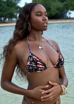 Damaris Lewis  nackt