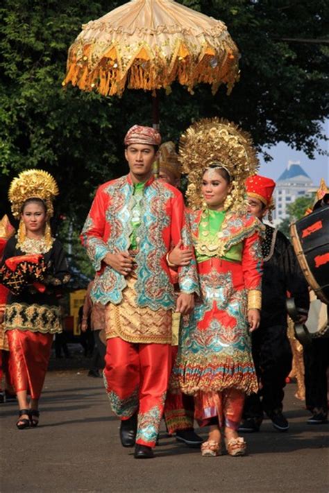 Salah satu contoh penggunaan pakaian adat kelas atas ini bisa kamu perhatikan lewat gambar pakaian adat. 38+ Inspirasi Modis Pakaian Adat Sunda Warna Hitam