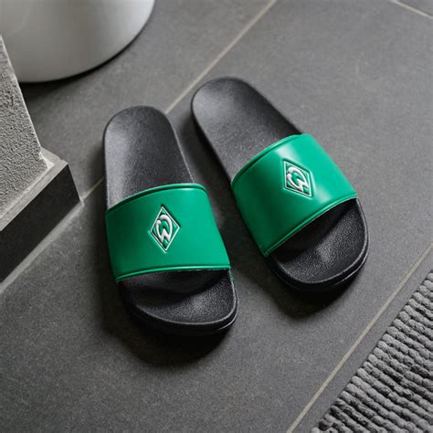 111 + 110 = normales leben. Werder Bremen Badelatschen mit Werder-Raute | Werder Fan-Shop