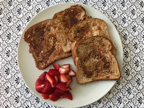 French Toast With Strawberries And Syrup 289 Cal R1200isplenty