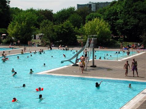 Check spelling or type a new query. Freibäder Berlin: Draußen schwimmen von Sommerbad bis ...