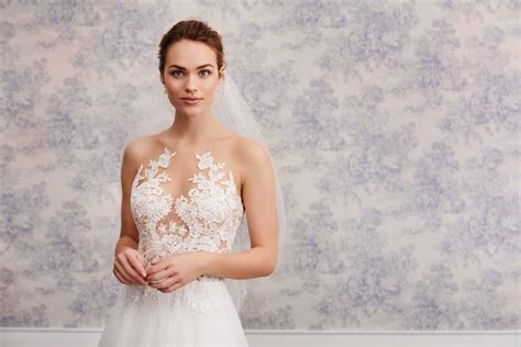 Corsagenbrautkleid in creme aus satin und organza. Brautkleid in Creme im Prinzessstil mit voluminösem ...