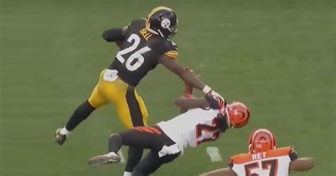How Fast This Defender Got Up From A Leveon Bell Stiff Arm Is