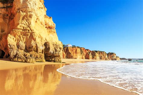 Het strand is vrij uitgebreid, omringd door gouden duinen en een gediversifieerde avifauna, maken dit een. Die schönsten Strände in Portugal - Strandurlaub Portugal ...