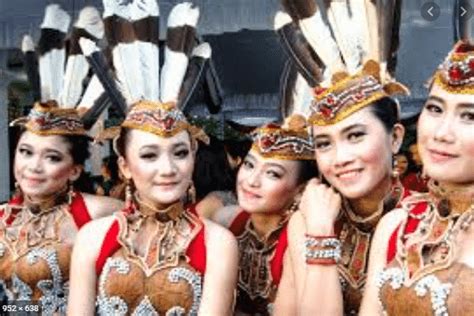 Suku Dayak Sejarah Kebudayaan Tarian Alat Musik Adat