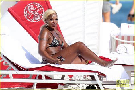 Mary J Blige Rocks Dior Bikini For Day At The Beach Photo
