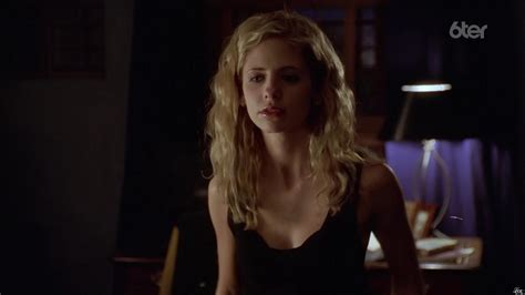 Pourquoi Buffy Porte Une Perruque Celebrites The Latest