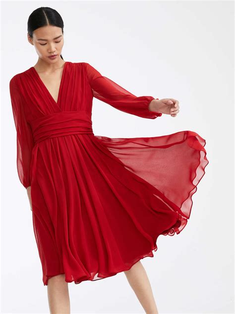Accenti scintillanti definiscono questo abito con le spalline arricciate che creano un drappeggio lungo il corpino, interrotto dalla. Abito in georgette di seta, rosso - "CAMPOS" Max Mara ...