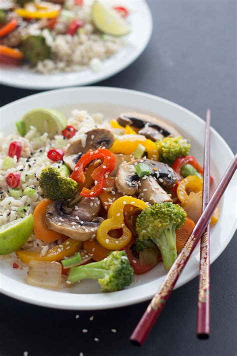 Cocinar de manera saludable y original es una de las características de este utensilio que permite guisar, freír, rehogar e incluso cocer los alimentos al vapor reduciendo el. Wok de Verduras Asiático - Shoot the Cook - Recetas ...