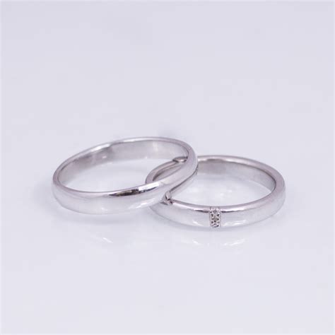 Photo à propos deux anneaux et fleurs de mariage d'or. KLENOTA | Les anneaux de mariage en or blanc avec diamants ...
