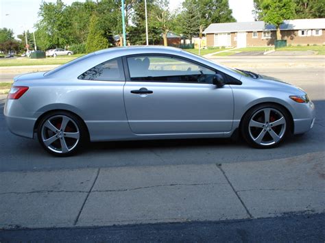 Quiet and responsive, the silky powertrain. 2006 Honda Civic - Pictures - CarGurus