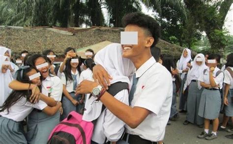 Website download gambar berkualitas tinggi. Foto-foto Anak SMA Berjilbab Dipeluk Cowok dan Anak SD Disuapi Anak SMP - Tribun Timur