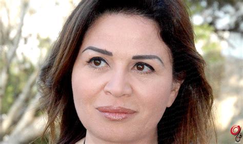 بدأت إلهام شاهين مسيرتها الفنية وهي لم تبلغ عامها السابع عشر بعد، عندما اختارتها المخرجة علوية زكي، للمشاركة في بطولة الفيلم التلفزيوني رجل اسمه عباس، أمام الفنان الراحل. صور زوج الهام شاهين مين هو زوج الهام شاهين بالصور - منتدى ...