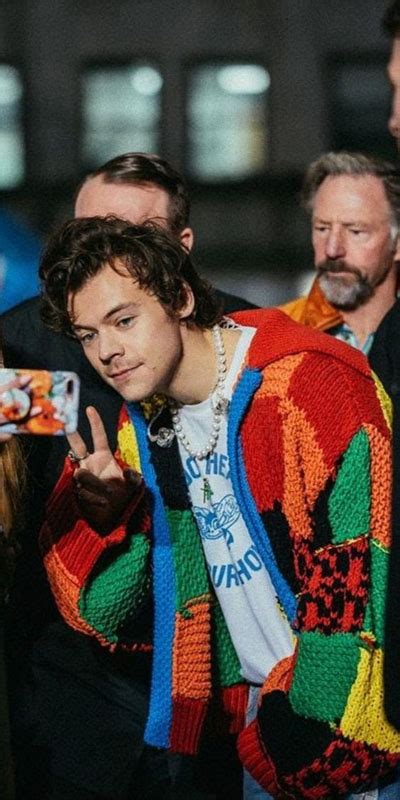 Harry styles cardigan tanıtım yazın, hırkanın manken üzerinde giyilmiş halini görebilirsiniz. Cardiganul lui Harry Styles a fost inclus in colectia ...