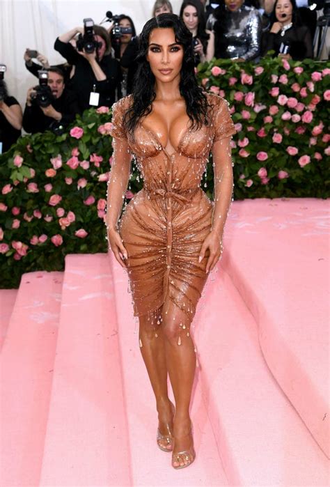 Video Kim Kardashian Gets Dressed In Head To Toe Latex Balmain Outfit