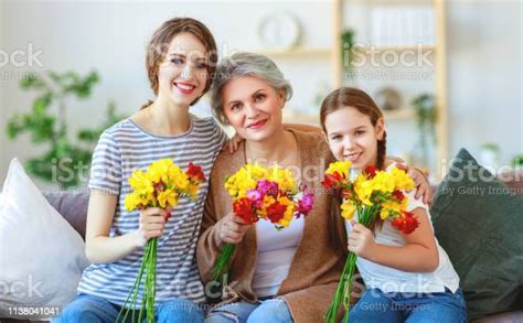 Tres Generaciones De Feliz Abuela Familiar Madre E Hija Con Flores En