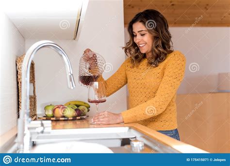 Hermosa Mujer Tomando Vino En La Cocina Imagen De Archivo Imagen De