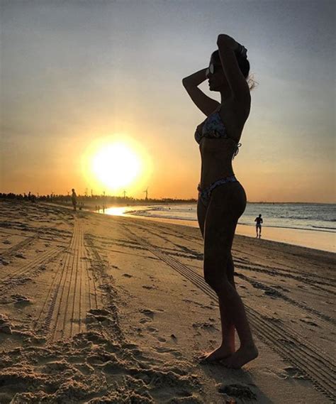 De biquíni Bárbara Evans exibe silhueta em foto contraluz na praia Revista Marie Claire