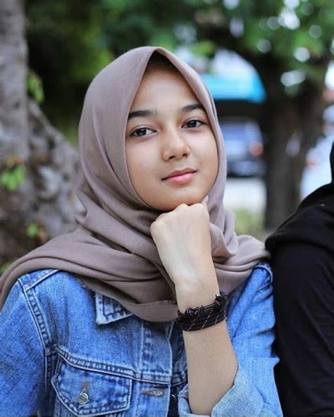 Dewi Selviana Hijab Sweet Girl Indonesia With Images Fashion Hijab Chic Girl Hijab
