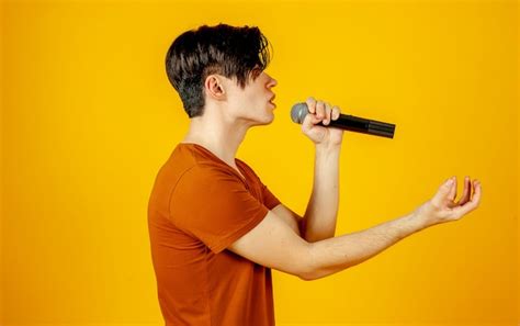 Karaoke Hombre Cantando Una Canción En Un Micrófono Sobre Un Fondo