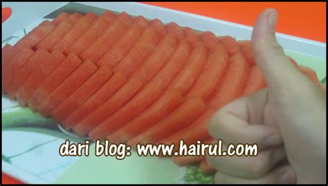 Pemotong tidak perlu menyentuh isi tembikai tersebut. Cara Potong Buah Tembikai Style Hotel | Chef Hairul HIssam