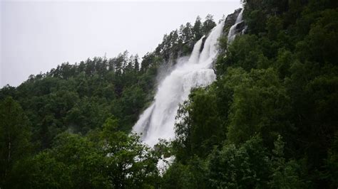 Tvinnefossen is situated nearby to afdal. Tvinnefossen Voss 4 - July 2016 - YouTube