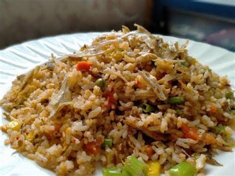 Agar nasi semakin menarik dan enak untuk dimakan maka dibuatlah nasi goreng. Nasi Goreng Ikan Rebus - YouTube