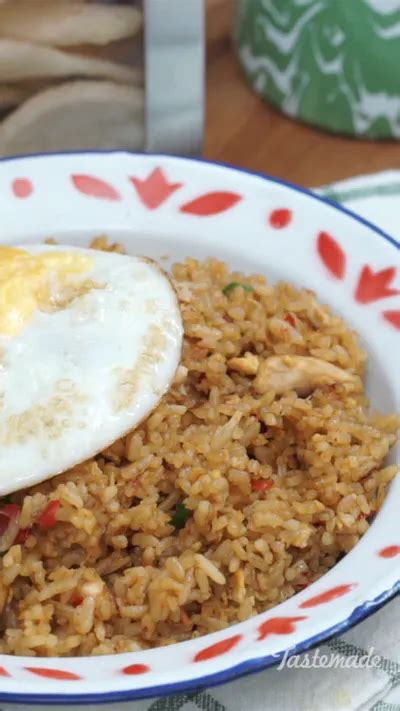 Meaning 'fried rice' in indonesian, nasi goreng is a dish made with a pungent spice paste and always served with fried eggs, sliced cucumber and tomato, no matter where you eat it. Nasi Goreng Kampung | Recipe in 2020 | Cooking, Food ...