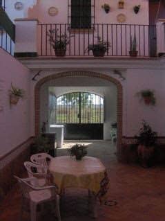 Consta de 3 dormitorios, 2 baños, aseo, salón con chimenea, cocina con patio lavadero, terrazas con maravillosas vistas a las zonas comunes y plaza. Alquiler de casa en el Rocio alquiler de casa con 14 ...