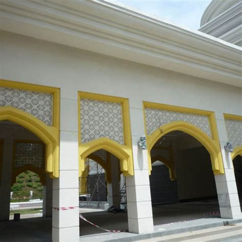 Lebih 100 penyokong tegar beliau yang memakai baju t merah dan biru tertera perkataan 'bossku' tidak berganjak dari pintu pagar walaupun tidak dapat. Our Projects - Armourcrete GRCM