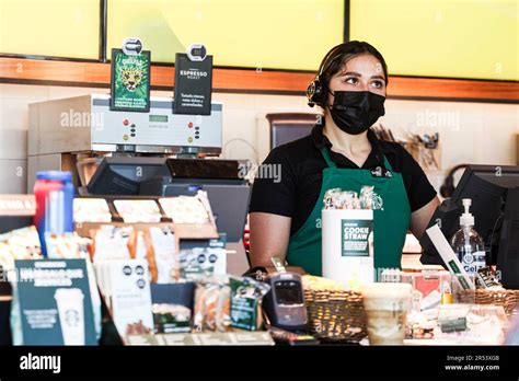Clientes de starbucks hi-res stock photography and images - Alamy