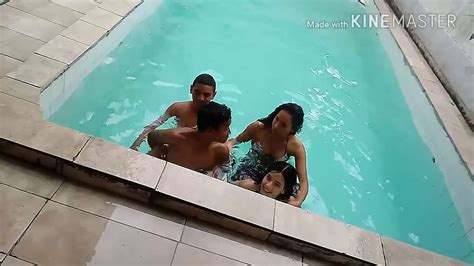 Enquanto as férias não acabam, as irmãs alice e malu convidam a coleguinha madu para um novo desafio da piscina. DESAFIO DA PISCINA + (Fale qualquer coisa) #2 💖 - YouTube