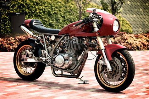 They can sit all day at 100kph, bit you will probably find yourself longing for another. 1983 Yamaha SR400 Cafe Racer, "Dorotea" - BikeBound