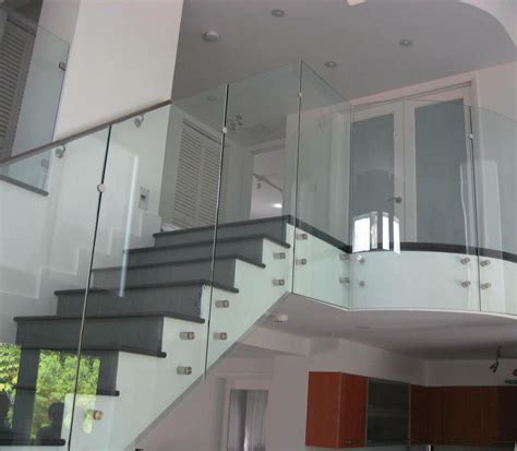 Dengan menggunakan rangka stainless steel pada railing tangga kaca tentunya railing tangga tersebut akan semakin kuat dan semakin aman digunakan. Contoh Desain Railing kaca Interior Rumah Idaman - TRIDEKO ...