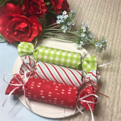 When you learn how to make christmas crackers yourself, you can customize the gifts inside so that everyone gets something fun. Fabric Christmas Crackers ~ Easy Tutorial! - Days Filled With Joy