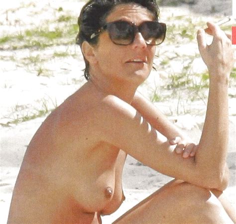 Florence Foresti French Actress Topless On Mauritius Beach 7 Pics Xhamster