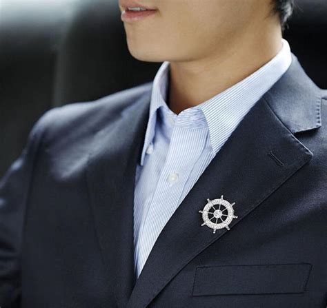 Mens Brooch Naval Shui Rudder Retro Suit Collar Pin Badge Jewelry