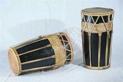 Satu perangkat gamelan terdiri dari instrumen saron, demung, gong, kenong, slentem, bonang, peking, gender dan beberapa instrumen lainnya. Alat Musik Tradisional Jawa Timur - Nama, Gambar, Penjelasan