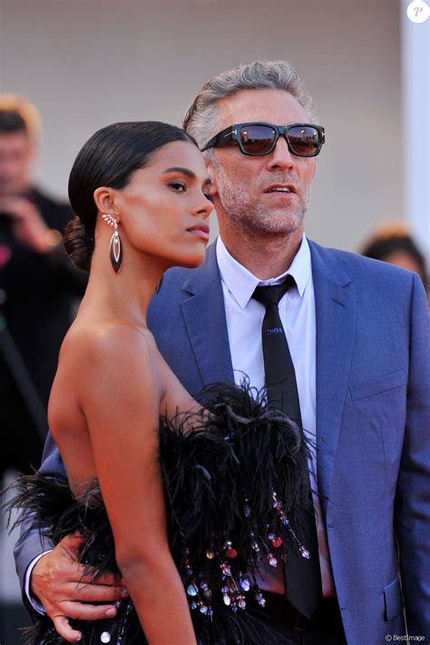 Une écoute commune qui permet aux joueuse.eur.s d'apprendre les un.e.s des autres. Vincent Cassel et sa femme Tina Kunakey - Red carpet du ...