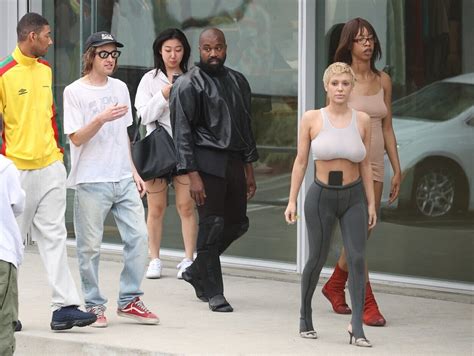 Kanye West A Ie It La Plimbare Cu Bianca Censori Cum Se Comport Artistul Cu So Ia Sa N Public