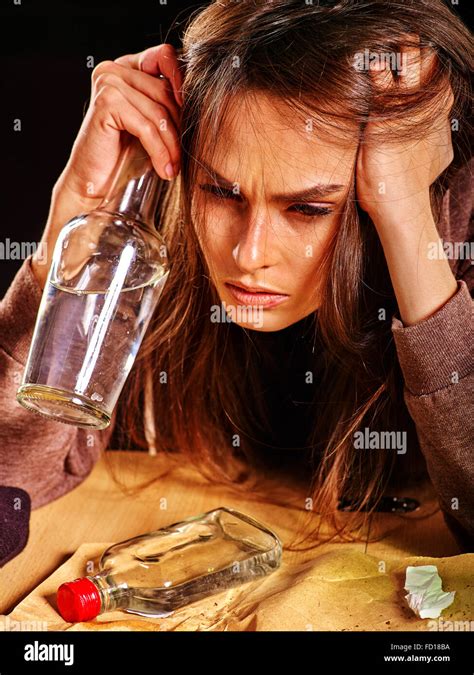 drunk girl holding bottle vodka banque de photographies et d images à haute résolution alamy