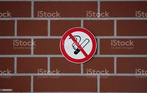 벽돌 벽에 금연 표지판의 사진 금연 표시에 대한 스톡 사진 및 기타 이미지 금연 표시 벽돌 담 0명 iStock