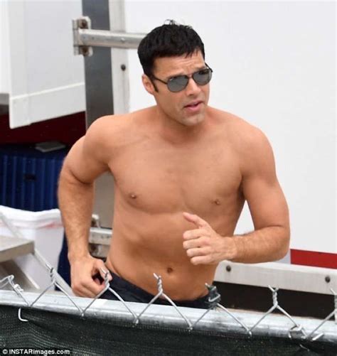 Vieron Maquillado A Ricky Martin Mostrando Su Cuerpo Desnudo Tiene Una