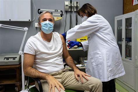 Consulte con su médico si le preocupa su salud después de vacunarse. El alcalde de Zaragoza recuerda a los trabajadores ...