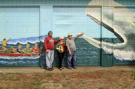 ocean shores artists complete second of 20 planned murals the daily world