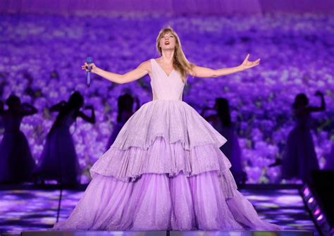 Taylor Swift in her brand new dress for the “Speak Now” era : r
